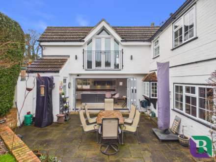 Whitecrest   Narrow Path, Aspley Heath, Image 27