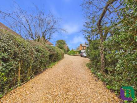 Whitecrest   Narrow Path, Aspley Heath, Image 29