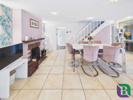 Whitecrest   Narrow Path, Aspley Heath, Image 3