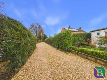 Whitecrest   Narrow Path, Aspley Heath, Image 30