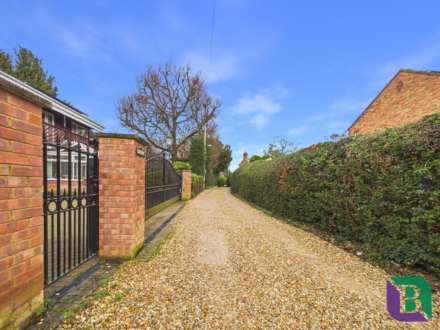 Whitecrest   Narrow Path, Aspley Heath, Image 31