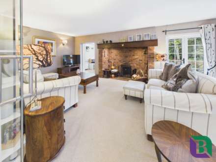 Whitecrest   Narrow Path, Aspley Heath, Image 4