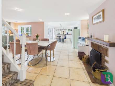 Whitecrest   Narrow Path, Aspley Heath, Image 7