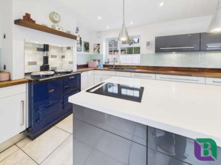 Whitecrest   Narrow Path, Aspley Heath, Image 8