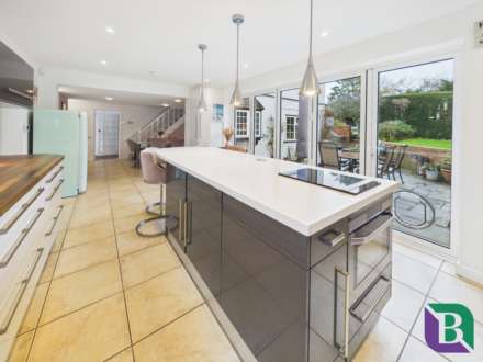 Whitecrest   Narrow Path, Aspley Heath, Image 9