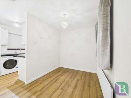 Hockliffe Brae, Walnut Tree, Image 6