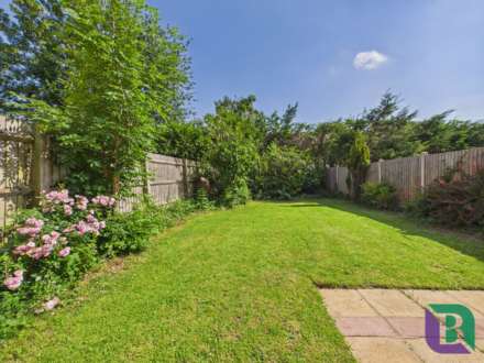 Boxberry Gardens, Walnut Tree, Image 3