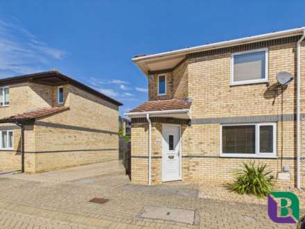 Hucklebury Close, Walnut Tree