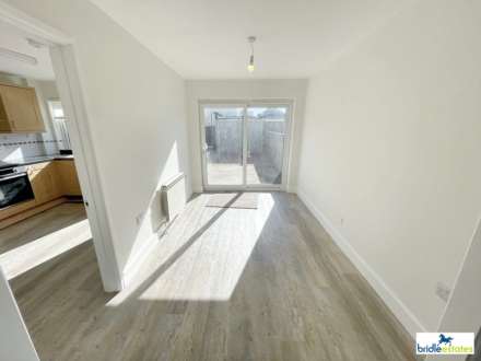 Close to St. Saviour's school - Sunshine Avenue, Image 9