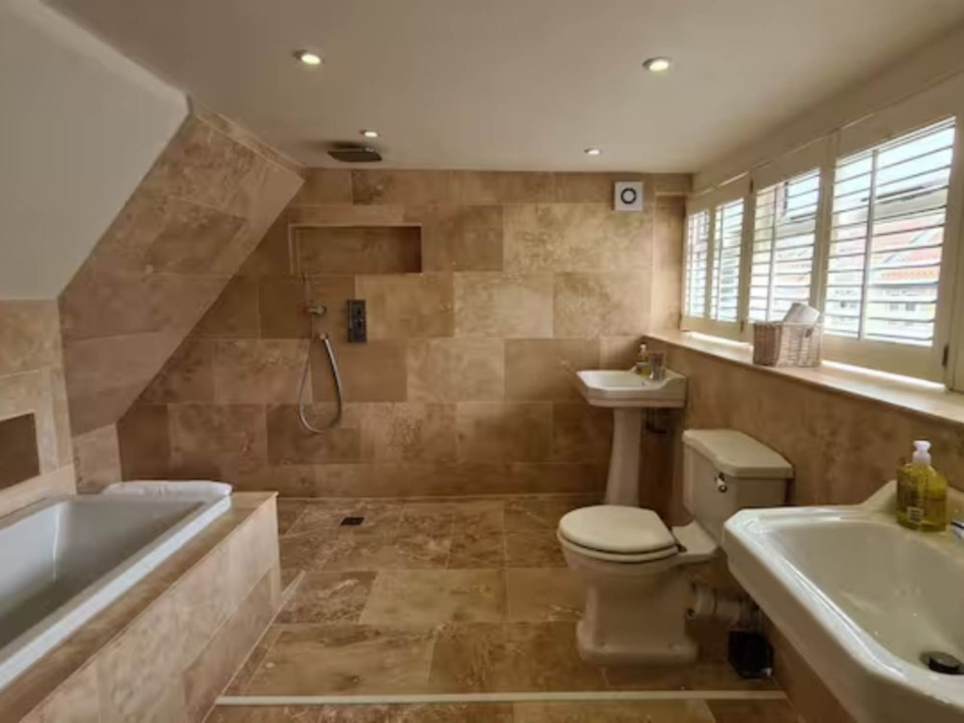 The Square, Wellow, Image 15