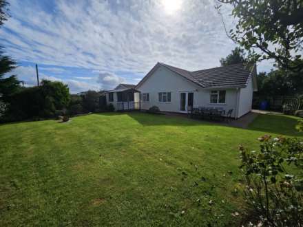 4 Bedroom Bungalow, Church Lane, Frithelstockstone