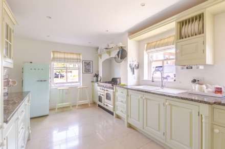 Stonebridge Close, Marlborough, SN8 2AE Detached family home + Annex, Image 4