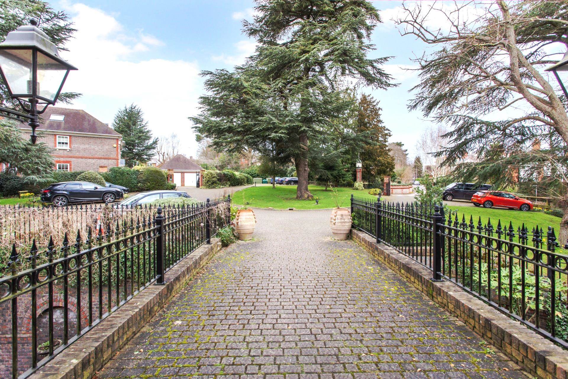 Treetops, Caversham Heights, Reading, Image 13