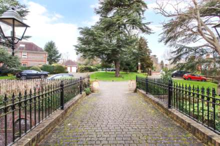 Treetops, Caversham Heights, Reading, Image 13