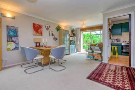 Earlsfield Close, Caversham Park Village, Reading, Image 4
