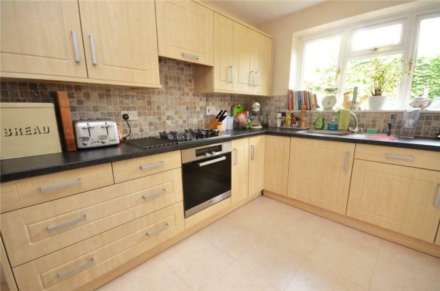 Grangely Close, Calcot, Image 3
