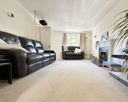 Grangely Close, Calcot, Image 5
