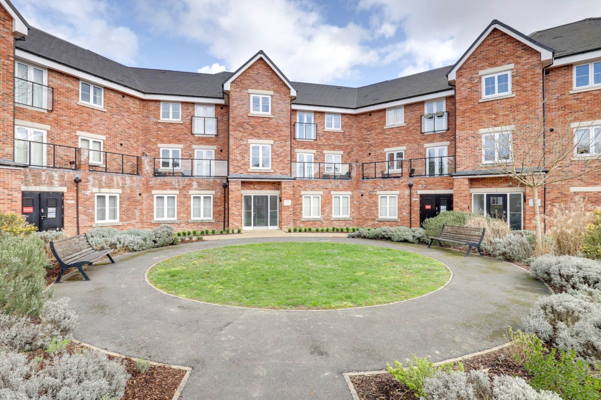 Watermill Place, Calcot, Image 1