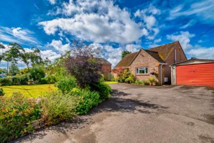 2 Bedroom Detached, Blounts Court Road, Sonning Common, South Oxfordshire