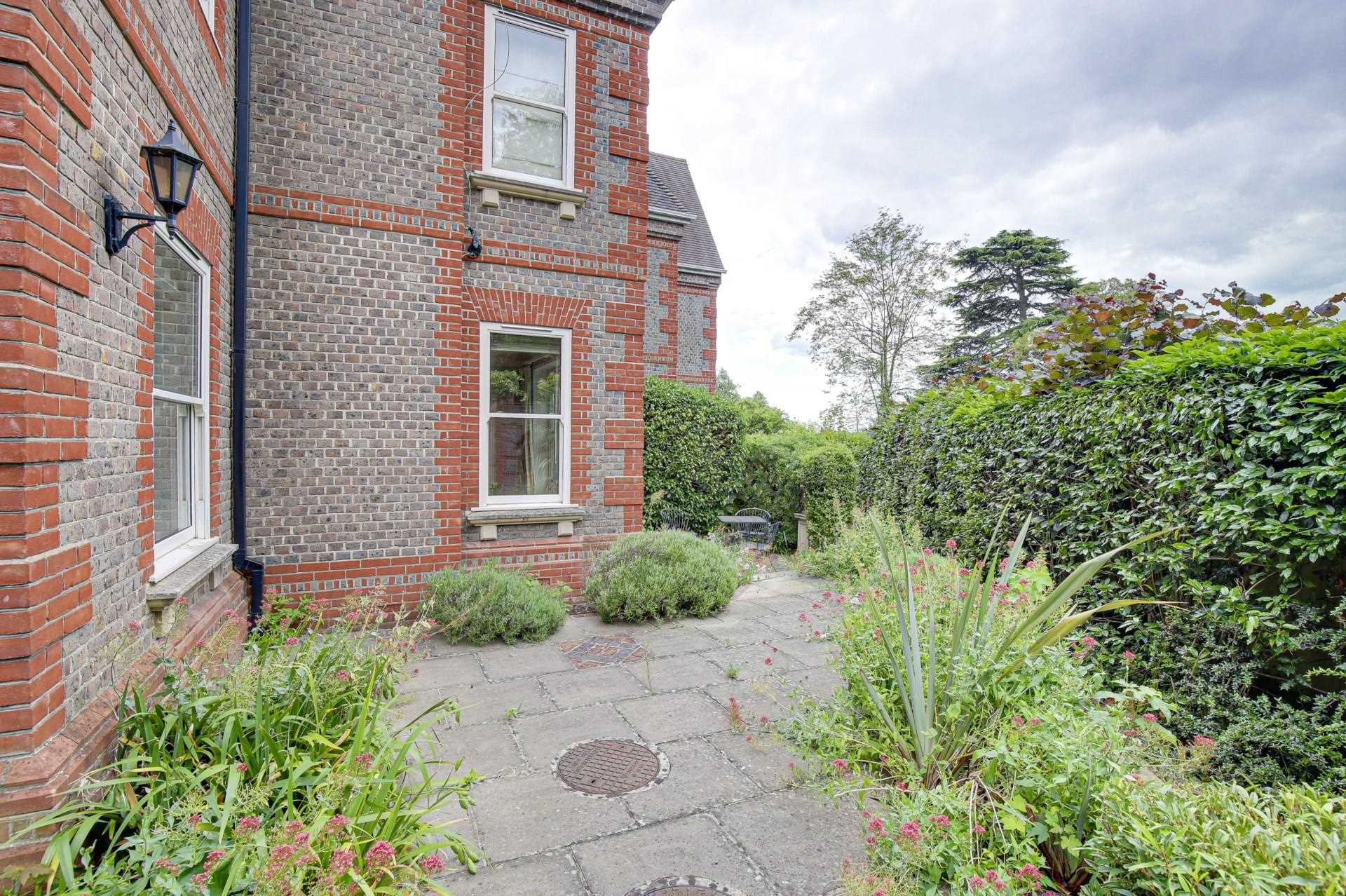 Treetops, Caversham, Image 20