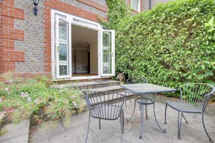 Treetops, Caversham, Image 9