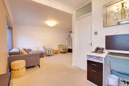 Silverthorne Drive, Caversham Heights, Image 20