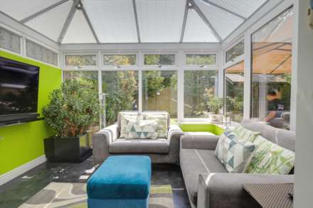 Silverthorne Drive, Caversham Heights, Image 9