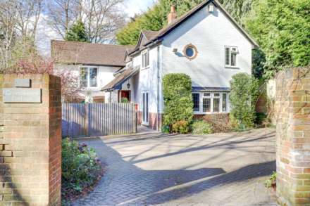 3 Bedroom Detached, Greenleaves, Upper Warren Avenue, Caversham Heights