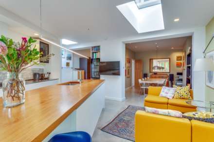 Balmore Drive, Caversham, Image 3