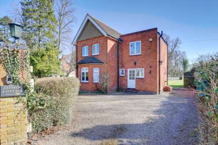 3 Bedroom Detached, The Warren, Reading