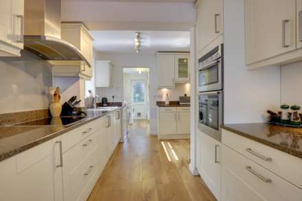 Silverthorne Drive, Caversham, Image 11