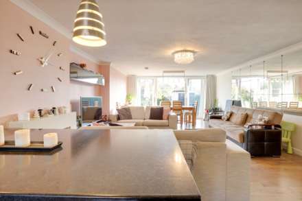 Bellingham Walk, Emmer Green, Image 12