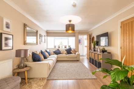 Queensway, Caversham Park Village, Image 11