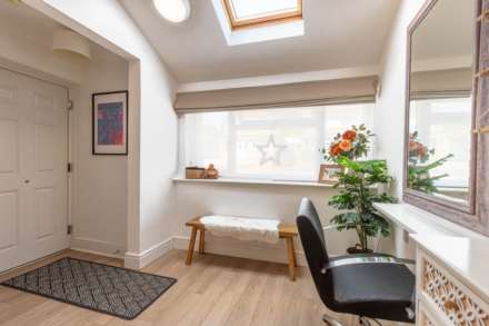 Queensway, Caversham Park Village, Image 15