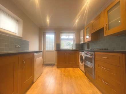 Caernarvon Drive, Ilford, Image 4