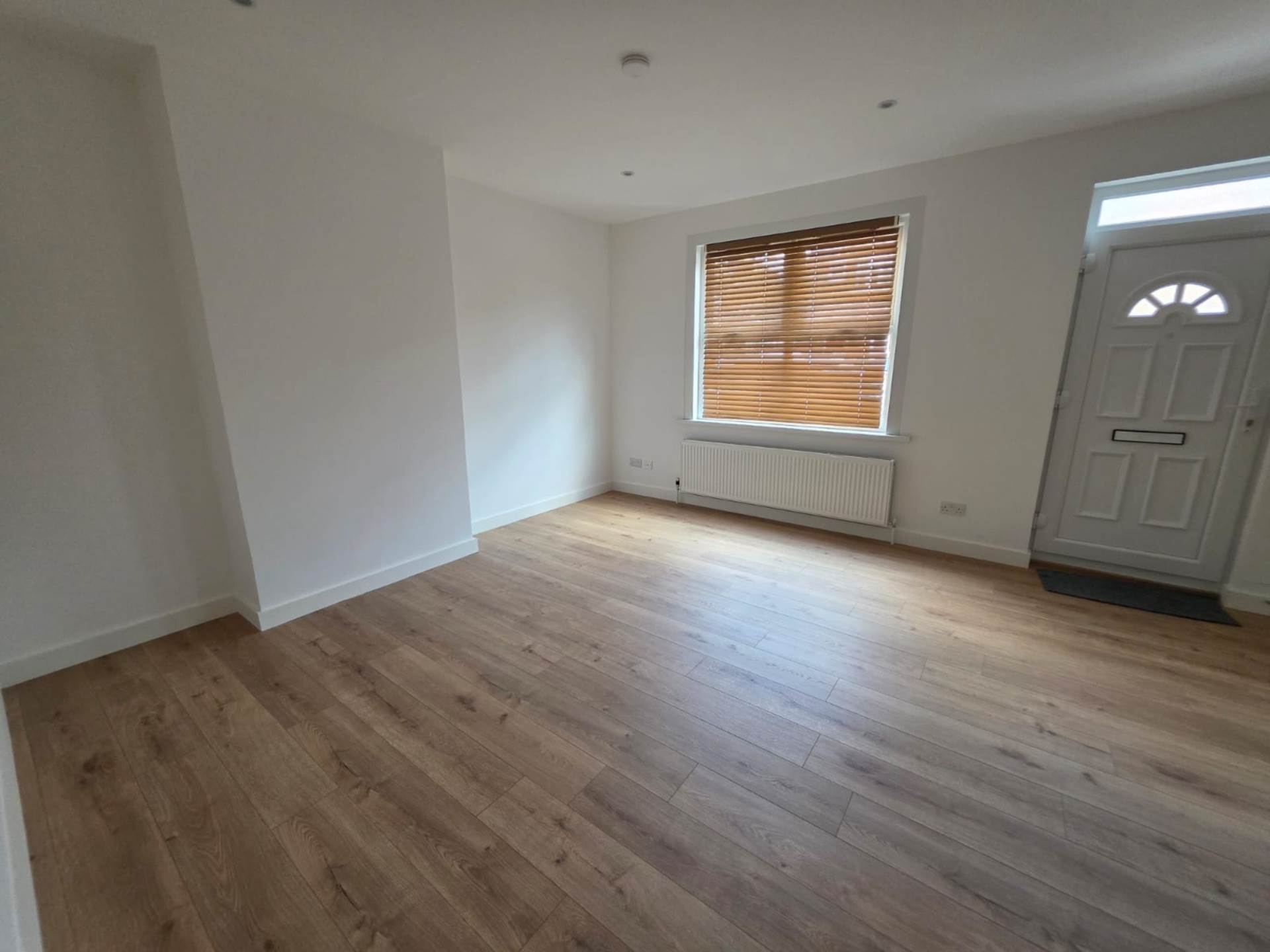 Barge House Road, London, Image 4