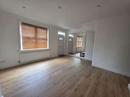 Barge House Road, London, Image 5