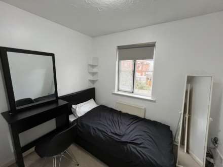 Searles Drive, London, Image 9