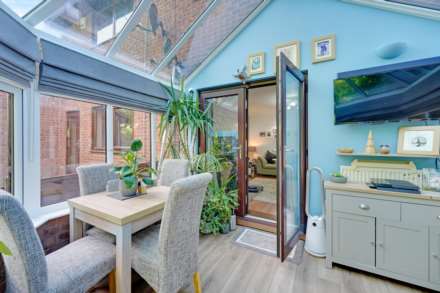 Fleetwood Close, London, Image 12