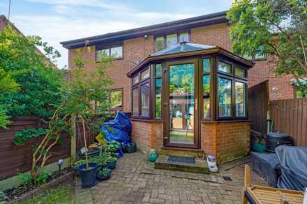 Fleetwood Close, London, Image 14