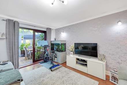 Fleetwood Close, London, Image 4