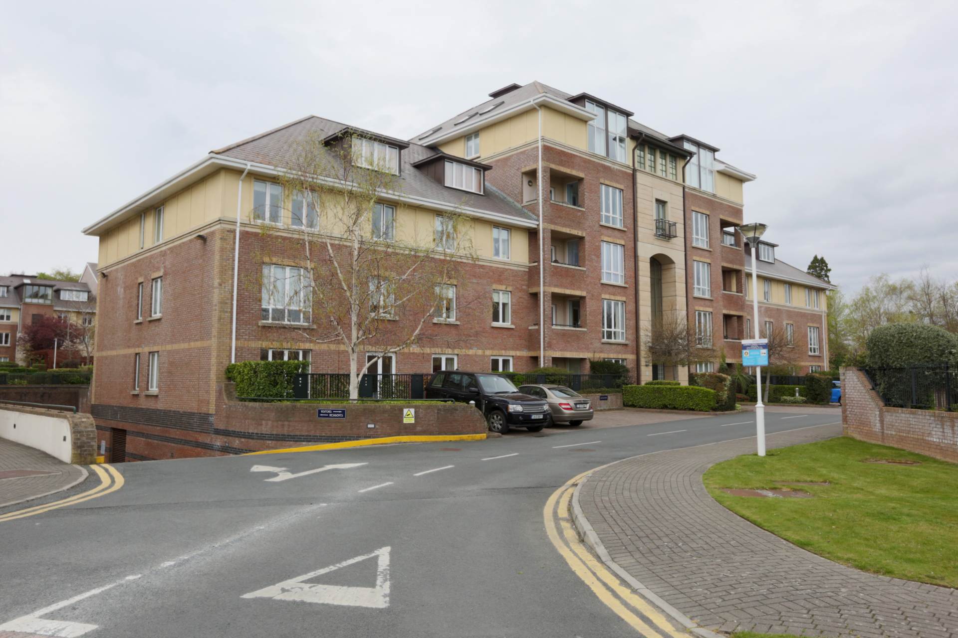 Linden Square, Grove Avenue