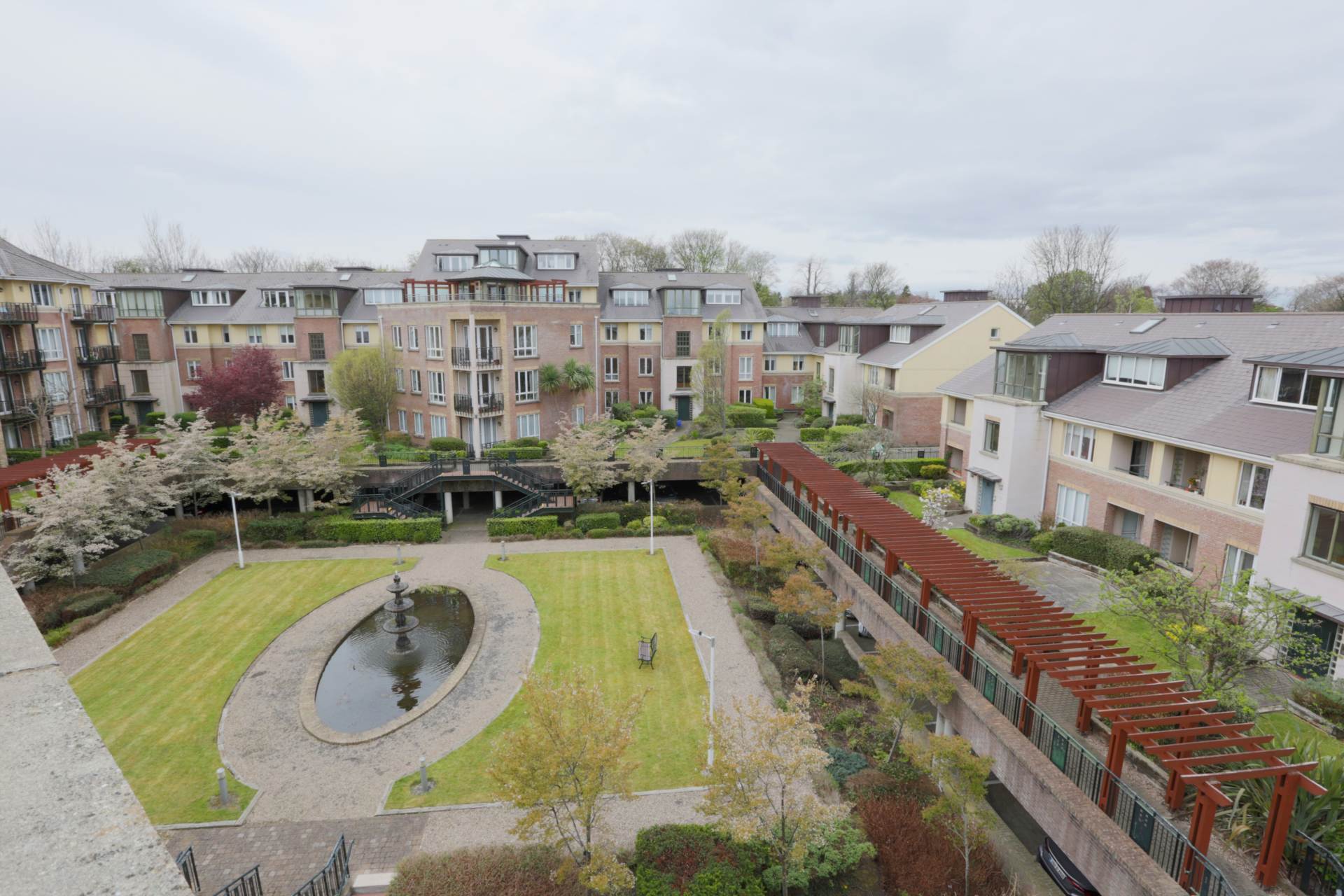 Linden Square, Grove Avenue