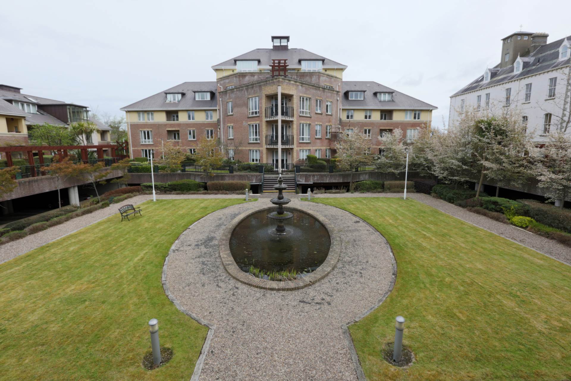 Linden Square, Grove Avenue