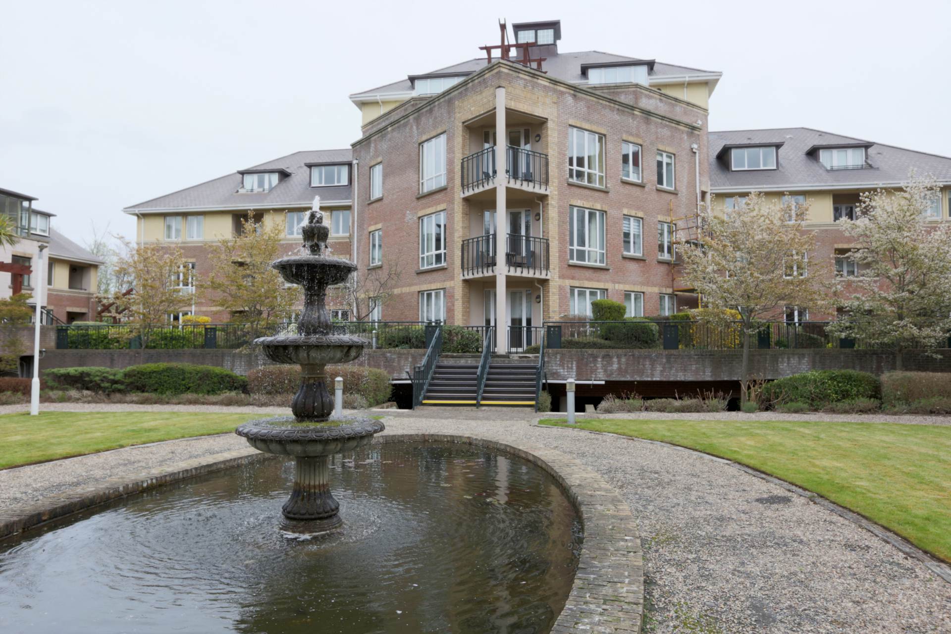 Linden Square, Grove Avenue