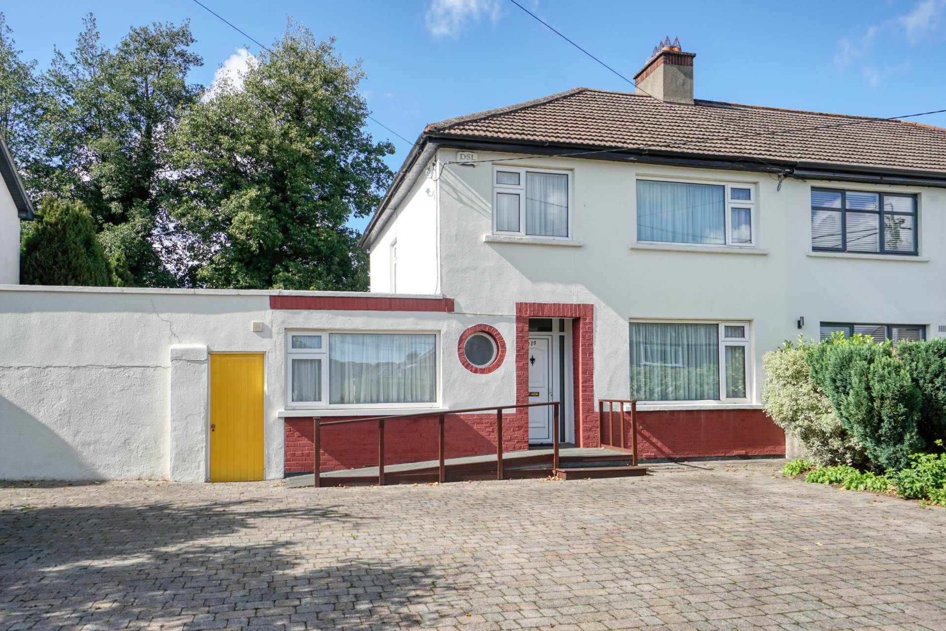 Booterstown Avenue, Blackrock