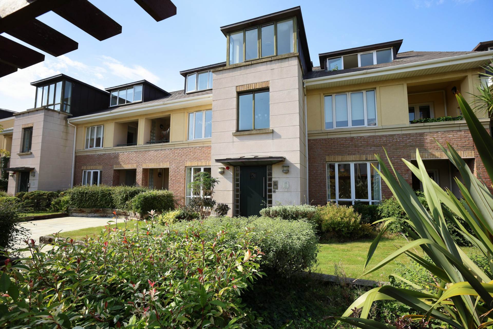 Linden Square, Grove Avenue