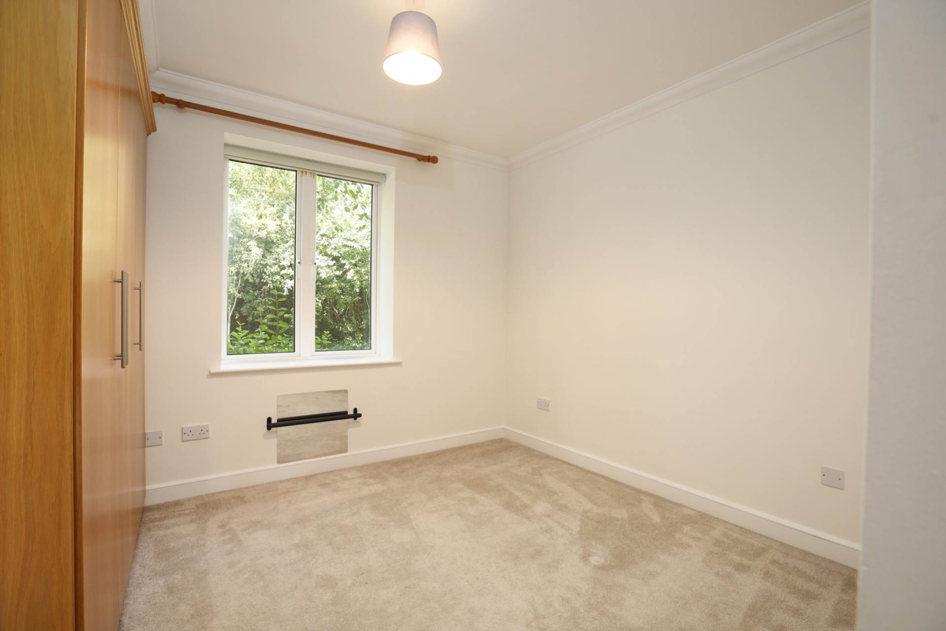 Linden Square, Grove Avenue