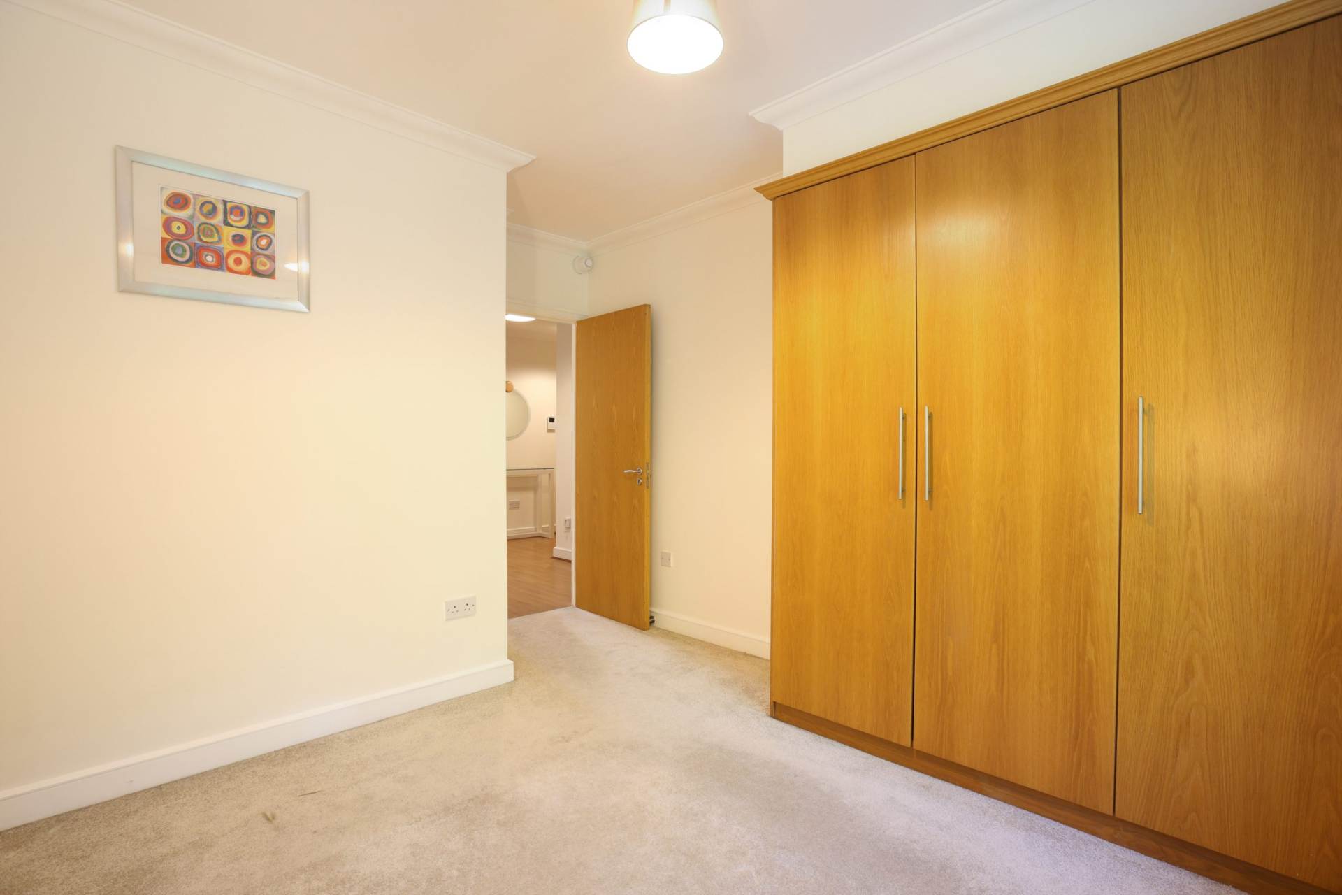 Linden Square, Grove Avenue