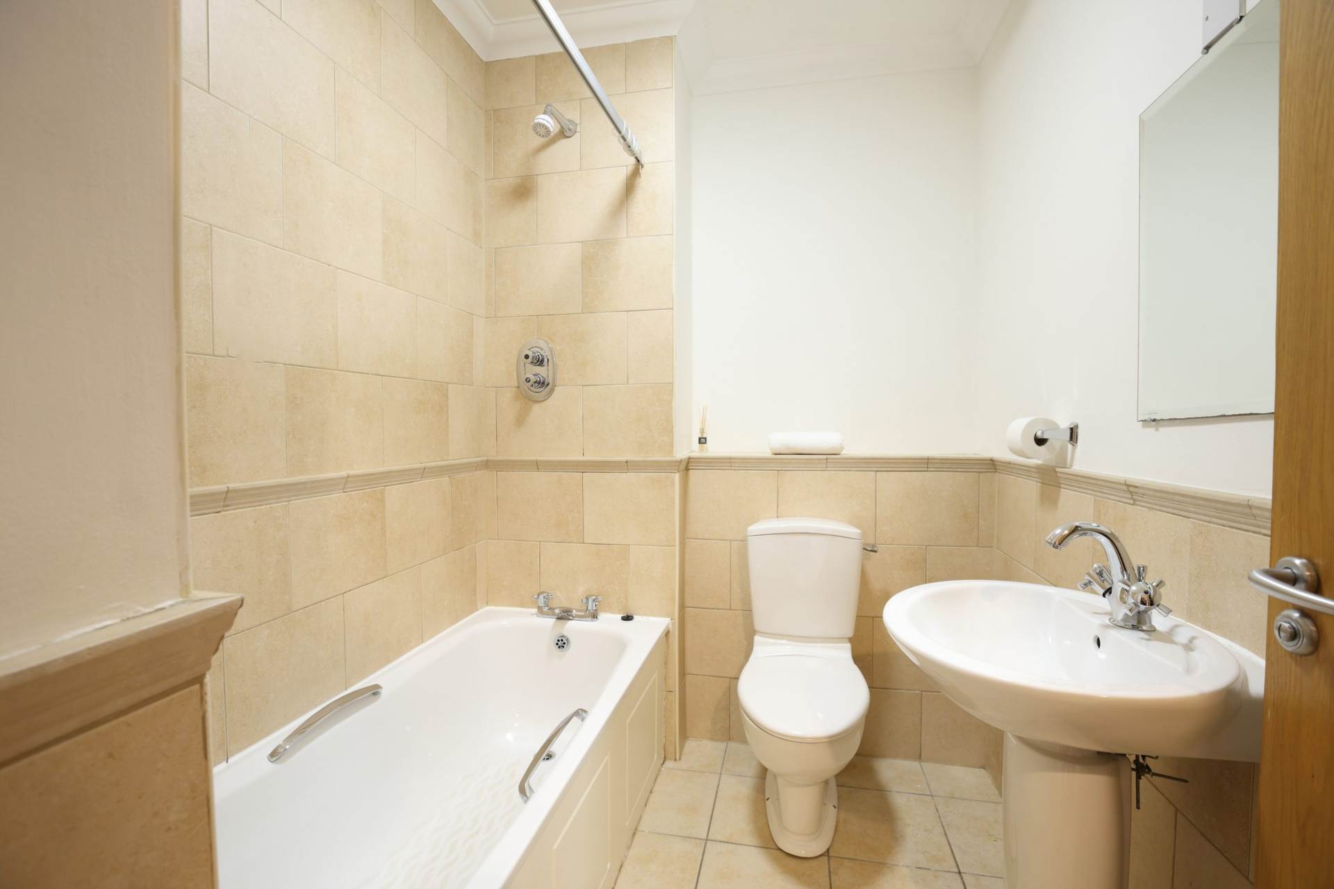 Linden Square, Grove Avenue